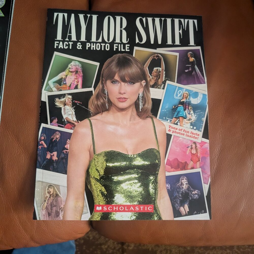 Taylor Swift Assorted Magazines - Picture 4 of 4